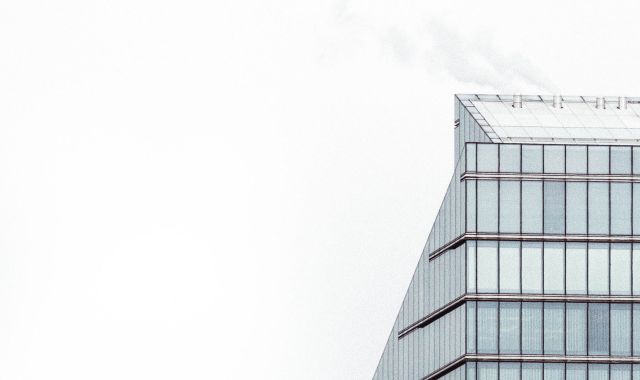 Moderne Architektur vor weißem Himmel