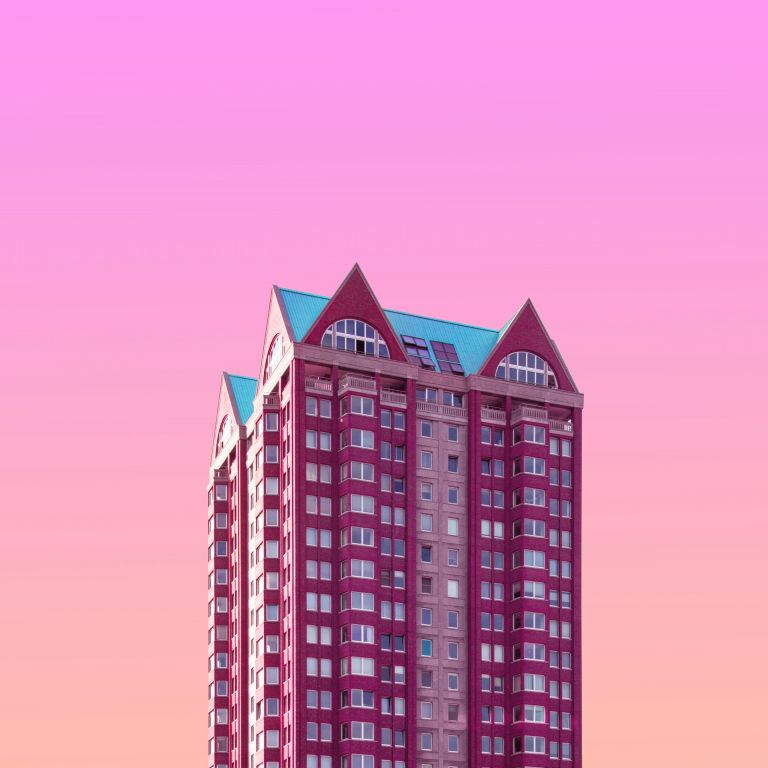 Wolkenkratzer vor pinkem Himmel