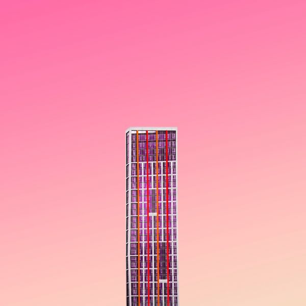 Moderne Architektur vor pinkem Himmel